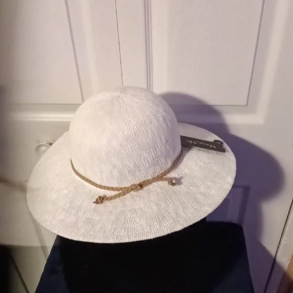 Elegant White Sun Hat with Braided Band - Picture 2 of 4